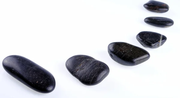 Pedras zen pretas no fundo branco, sombras suaves — Fotografia de Stock