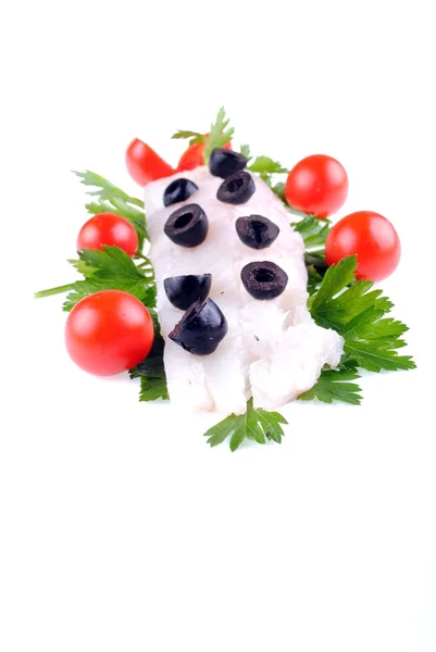 Filete de bacalao con aceitunas de tomate y perejil aislado sobre blanco —  Fotos de Stock