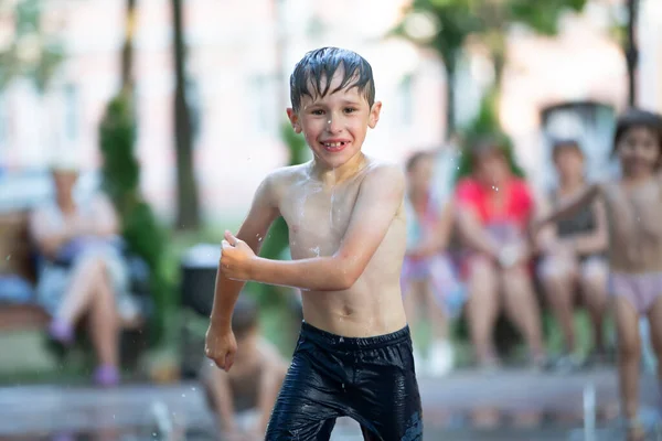 Маленький Мальчик Наслаждается Холодной Водой Фонтана Время Жары — стоковое фото