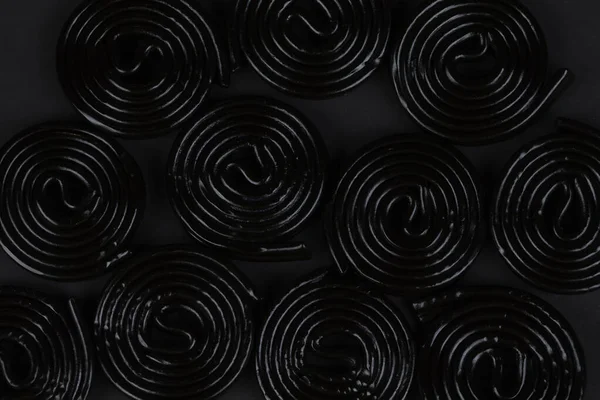 Spiralne Czarne Tło Cukierki Lukrecjowe Postaci Spiralnego Zbliżenia — Zdjęcie stockowe