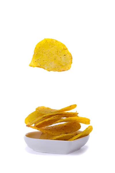 Chips Volent Dans Une Petite Plaque Sur Fond Blanc — Photo