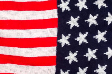 Amerikan bayrağı örülmüş kumaştan.