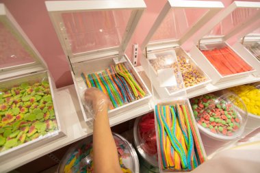 Marketteki konteynırlarda jöleli şekerler. Farklı renklerde büyük bir tatlı seçimi. Şeker satışı..