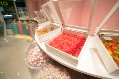 Marketteki konteynırlarda jöleli şekerler. Farklı renklerde büyük bir tatlı seçimi. Şeker satışı..