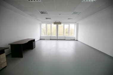 Işık duvarlı boş beyaz oda.