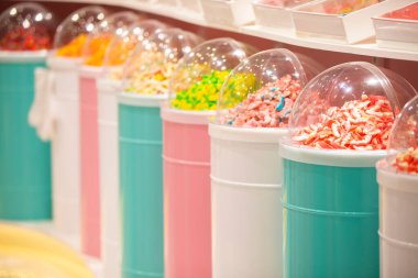 Marketteki konteynırlarda jöleli şekerler. Farklı renklerde büyük bir tatlı seçimi. Şeker satışı..