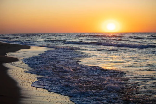 Belo Pôr Sol Sobre Mar Sol Vermelho Ondas — Fotografia de Stock