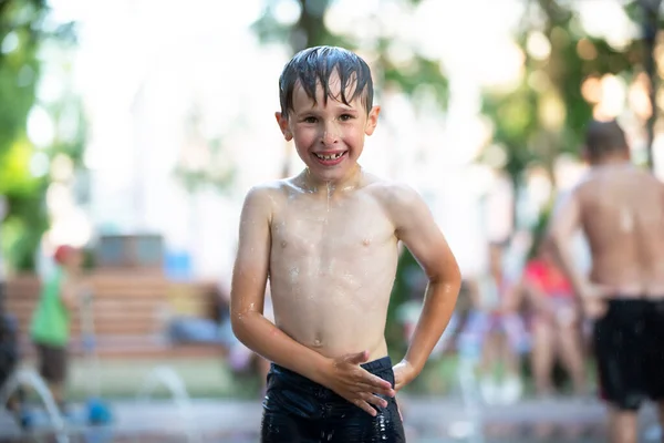 Маленький Мальчик Наслаждается Холодной Водой Фонтана Время Жары — стоковое фото
