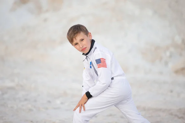 Νεαρό Αγόρι Ντυμένος Σαν Αμερικανός Αστροναύτης Που Ποζάρει Στο Φόντο — Φωτογραφία Αρχείου