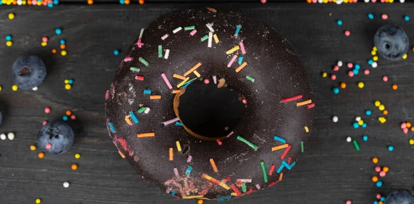 Belle Nourriture Sucrée Donut Chocolat Coloré Avec Des Saupoudres Colorées — Photo