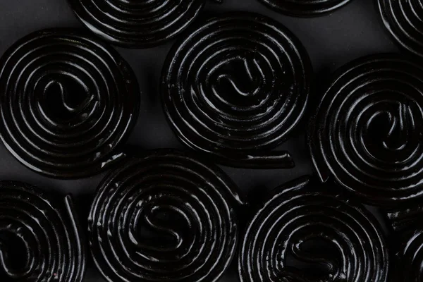 Spiralne Czarne Tło Cukierki Lukrecjowe Postaci Spiralnego Zbliżenia — Zdjęcie stockowe