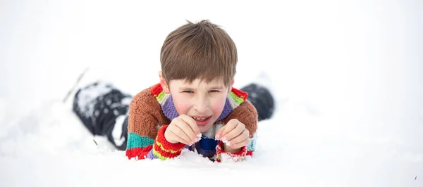 Rolig Liten Pojke Färgglada Kläder Ligger Snön Ett Härdat Barn — Stockfoto