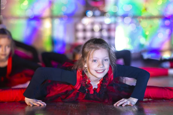 Egy Vicces Kislány Egy Nyújtással Táncol Színpadon — Stock Fotó