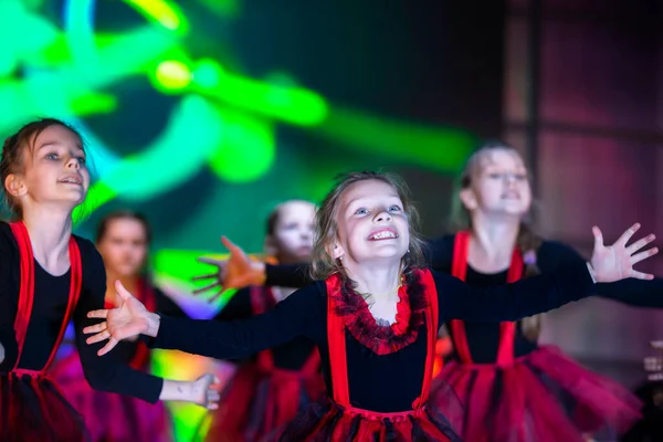 Kislányok Egy Táncszámot Játszanak Táncolj Helovinának Piros Öltönyben Lánytánc Gyermektánccsoport — Stock Fotó