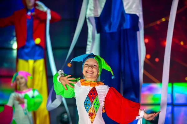 Kislány Bohóc Jelmezben Táncol Gyermek Színpadon Lép Fel — Stock Fotó