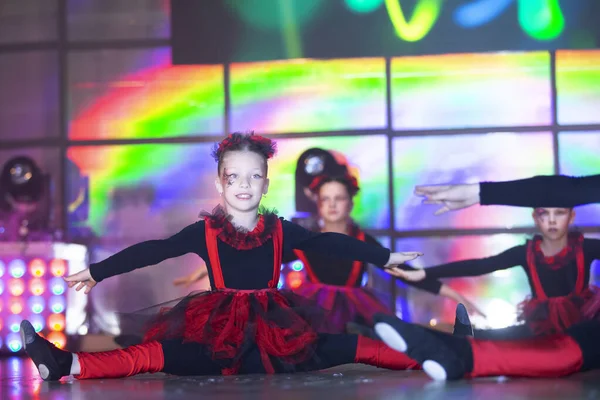 Kislányok Egy Táncszámot Játszanak Táncolj Hellovinnának Piros Jelmezben Táncoló Kislány — Stock Fotó