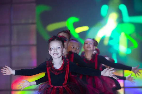 Kislányok Egy Táncszámot Játszanak Táncolj Helovinának Piros Öltönyben Lánytánc Gyermektánccsoport — Stock Fotó