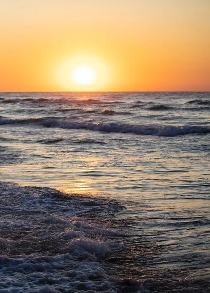 Belo Pôr Sol Sobre Mar Sol Vermelho Ondas — Fotografia de Stock