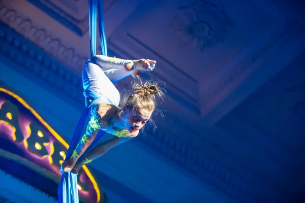 Lány Akrobatikus Számokat Elő Vásznon Egy Kis Cirkuszi Művész Lép — Stock Fotó