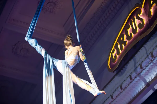 Lány Akrobatikus Számokat Elő Vásznon Egy Kis Cirkuszi Művész Lép — Stock Fotó