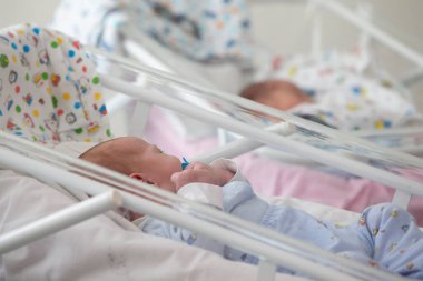 Çocuk doğurma merkezinde yeni doğmuş bir bebek kutuların içinde yatıyor..