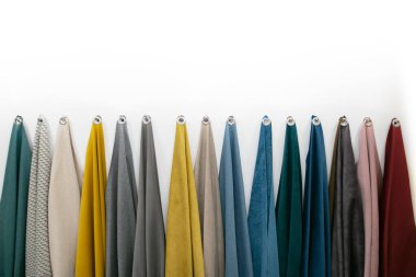 Beyaz arka planda mobilya dikmek için kumaş örnekleri.