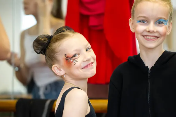 Meninas Bonitas Performers Com Maquiagem Seus Rostos Estão Sorrindo Olhando — Fotografia de Stock