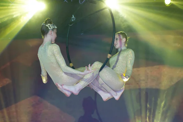Cirkuszi Színésznő Acrobat Teljesítményét Két Lány Elvégzi Akrobatikus Elemek Levegőben — Stock Fotó