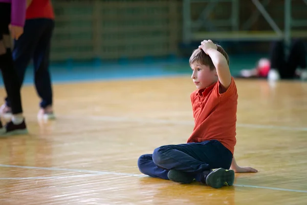 Mały Chłopiec Siłowni Lub Lekcjach Wychowania Fizycznego Siedzi Podłodze — Zdjęcie stockowe