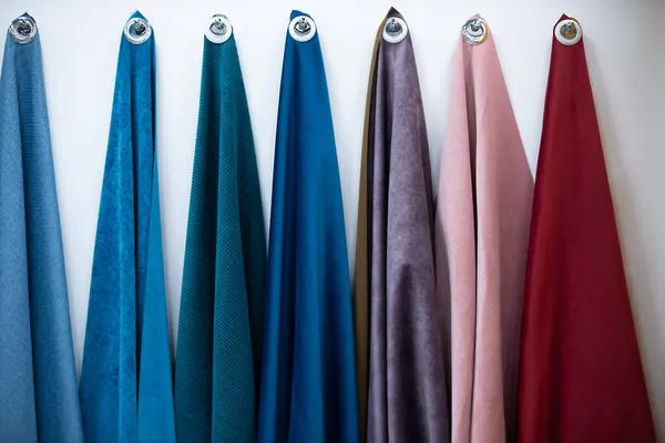 Beyaz arka planda mobilya dikmek için kumaş örnekleri.