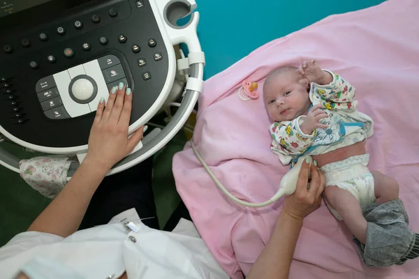 Lékař Provede Ultrazvukové Vyšetření Novorozence Lékařské Vyšetření Dítěte Ultrazvukovou Technikou — Stock fotografie