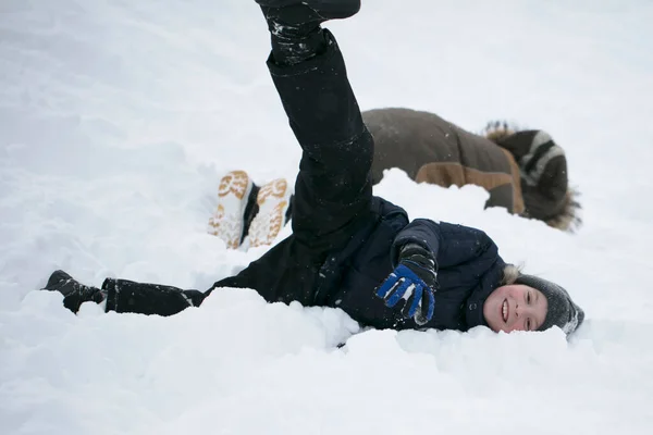 Meninos Estão Deitados Neve Rindo Dia Frio Inverno — Fotografia de Stock