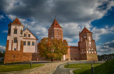 27 Eylül 2019. Beyaz Rusya, Minsk. Mirskaya Şatosu. Minsk bölgesindeki Mir Şatosu. Belarus 'un tarihi mirası. UNESCO Dünya Mirası