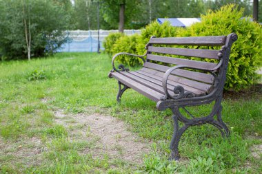 Yaz parkında ahşap tezgah.