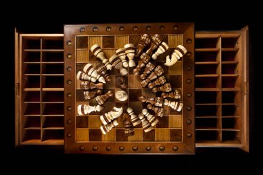 Satranç taşları satranç tahtasına serilmiştir. Planlama ve düşünme gerektiren karmaşık kombinasyonlara sahip bir bulmaca oyunu.