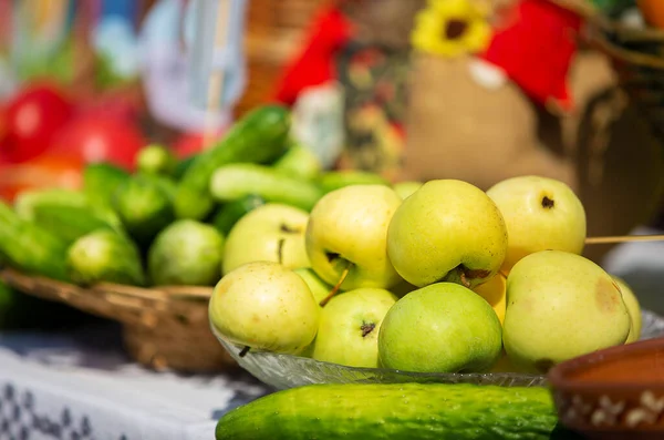 Manzanas Verdes Bandeja Sobre Fondo Colorido — Foto de Stock