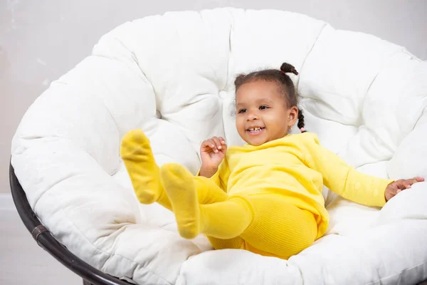 Pequeña Chica Afroamericana Complace Juega Una Silla Fácil — Foto de Stock