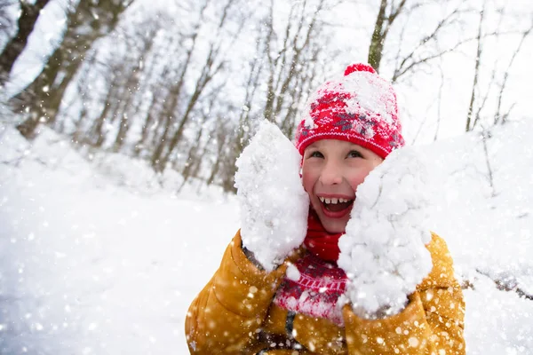 Liten Pojke Ljusa Vinterkläder Och Pälsvantar Snön Barn Kall Vinterdag — Stockfoto