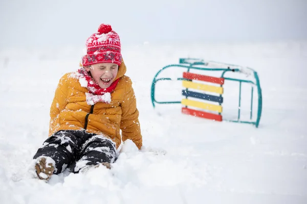 Een Jongetje Viel Van Slee Zit Sneeuw Kind Een Winterdag — Stockfoto