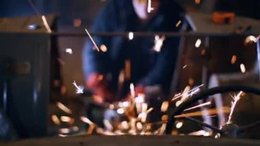 Bulanık noktalar ve metal işçiliğinden dolayı bokeh parıltıları.