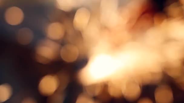 Vliegende Bokeh Spots Van Een Vuurwerk Feestelijke Sprankelende Achtergrond — Stockvideo