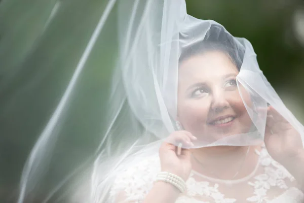 Die Dicke Braut Versteckt Sich Einem Hochzeitsschleier Vor Dem Hintergrund — Stockfoto