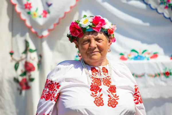 Uma Mulher Idosa Bielorrussa Ucraniana Roupas Nacionais Contra Fundo Toalhas — Fotografia de Stock