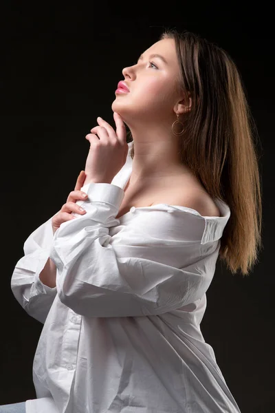 Een Mooi Meisje Een Wit Shirt Ontbloot Haar Schouder — Stockfoto