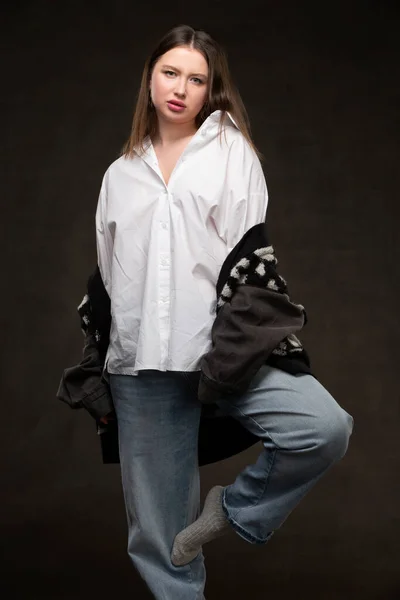 Ein Schönes Mädchen Weißem Hemd Und Jeans Steht Vor Grauem — Stockfoto