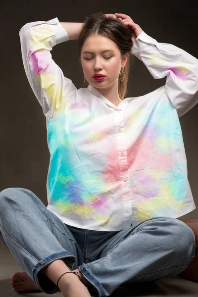 Beautiful Girl Multi Colored Shirt Jeans Gray Background — Stock Photo, Image