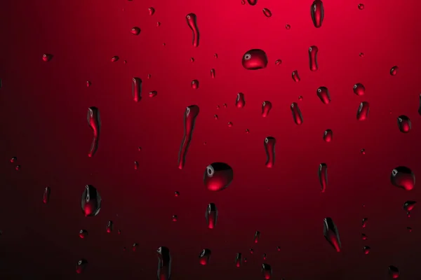 Gotas Água Vidro Fundo Vermelho — Fotografia de Stock