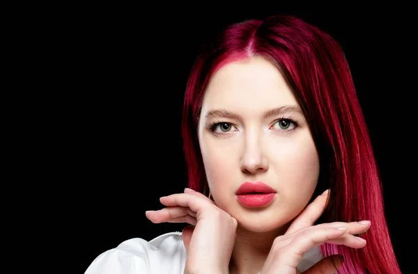 Mooi Meisje Model Met Sensuele Lippen Rood Haar Een Zwarte — Stockfoto