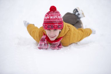 Karda oynayan küçük mutlu çocuk. Kışın çocuk.