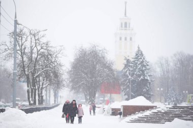 Belarus, Gomil, 11 Şubat 2021. Kışın şehir sokakları. Kış günü şehir..